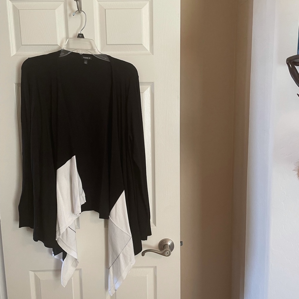 Torrid Black & White Drape Front Sweater Sz 1